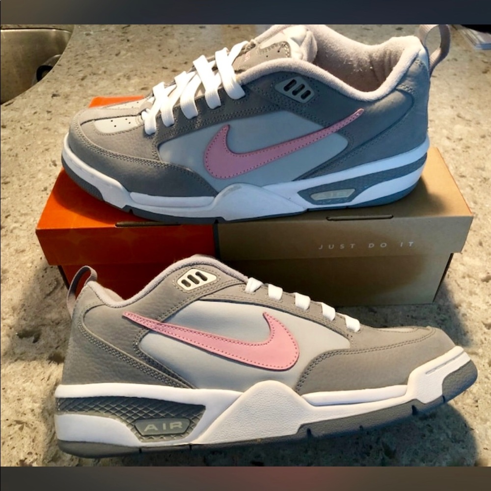 Nike pre-owned mens low top.